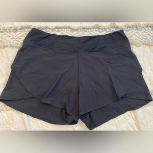 CALIA by Carrie Underwood Athletic Petal Hem shorts, size large